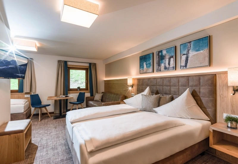 Fuenfbettzimmer-mit-Schlafcouch-und-Einzelbett